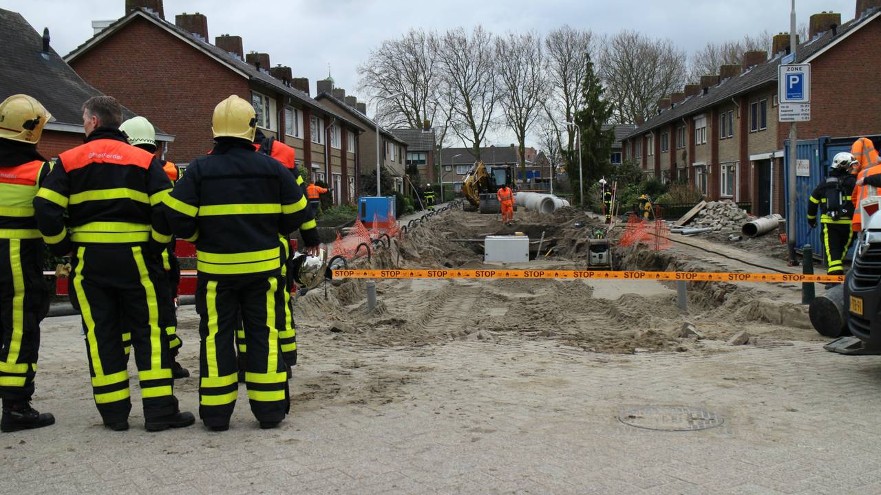 Brandweerlieden overleggen in de Atrechtstraat. Foto Alexander Vingerhoeds/Obscura Foto