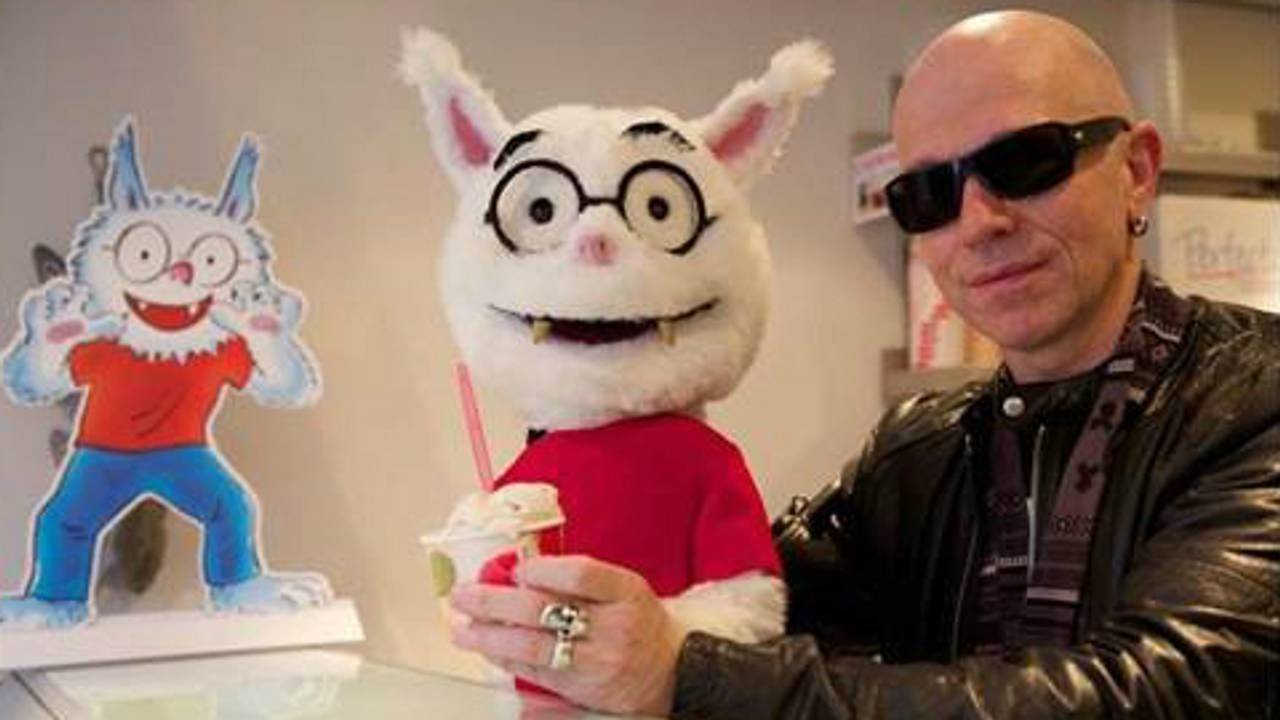 Paul van Loon en Dolfje Weerwolfje proeven hun ijsje.