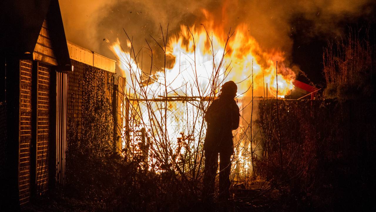 Berging in brand in Wouwse Plantage. (foto: Alexander Vingerhoeds/Obscura Foto)