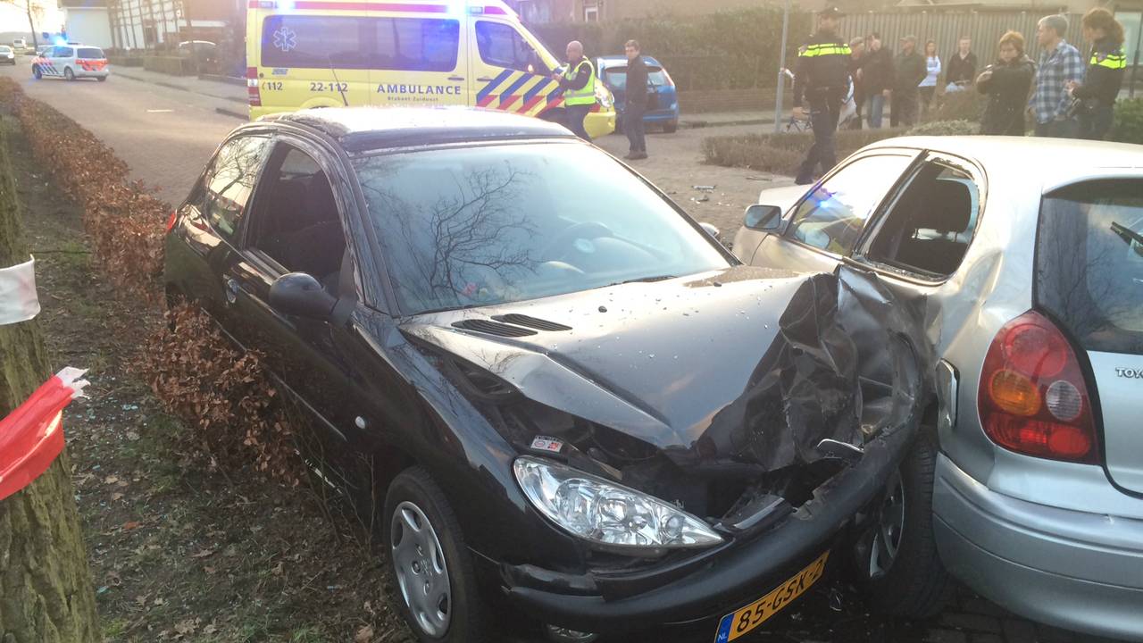 Automobilist ramt wagen Steensel (foto: Hans van Hamersveld/SQ Vision)