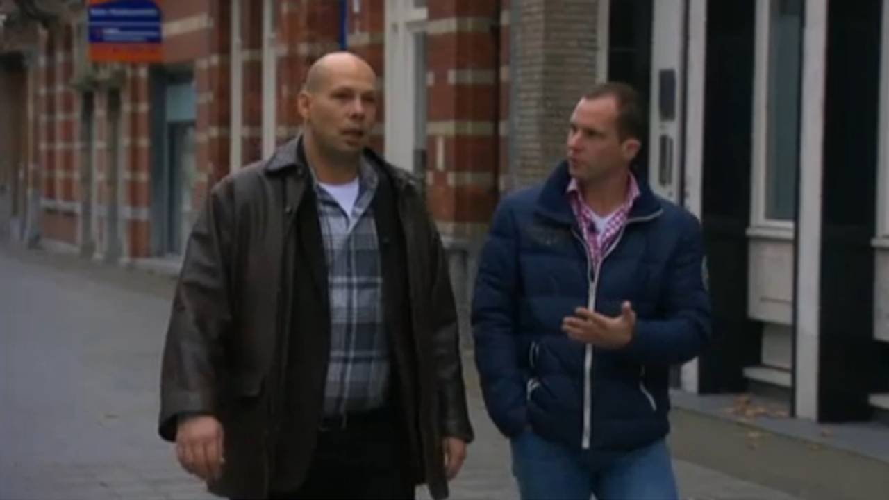 Mike (links) loopt met EO-verslaggever door Den Bosch (bron: Dit is de Dag)