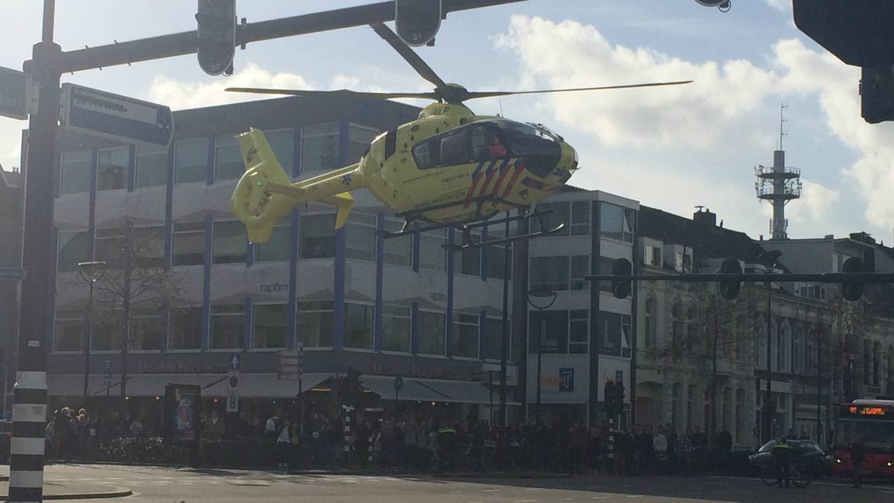 Traumahelikopter landt midden op drukke Spoorlaan in Tilburg (foto: Koen Wijn)