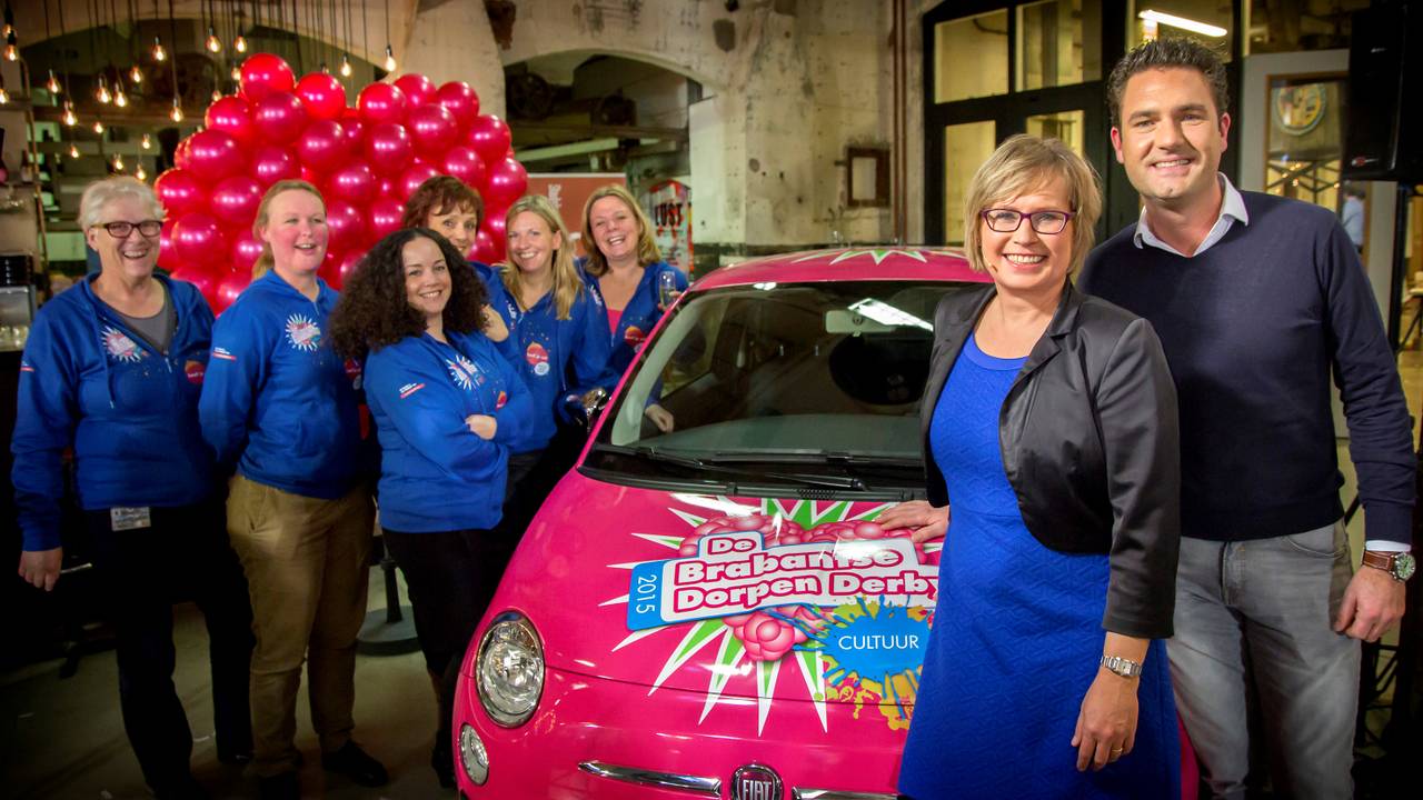 Het Dorpen Derby Team, met rechts Brigite van Haaften en presentator Rogier van Oosterhout