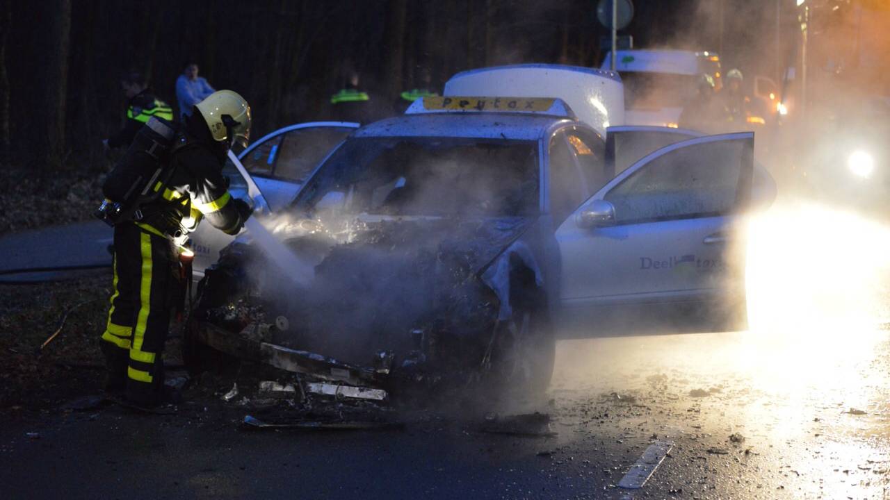 Taxi in brand in Breda. (foto: Perry Roovers/SQ Vision)