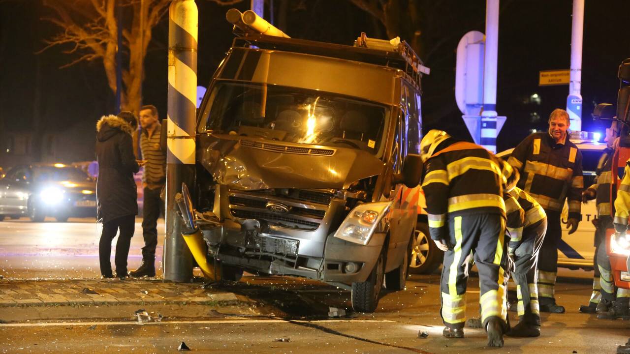 Bestelwagen botste tegen stoplicht (foto: AS Media)