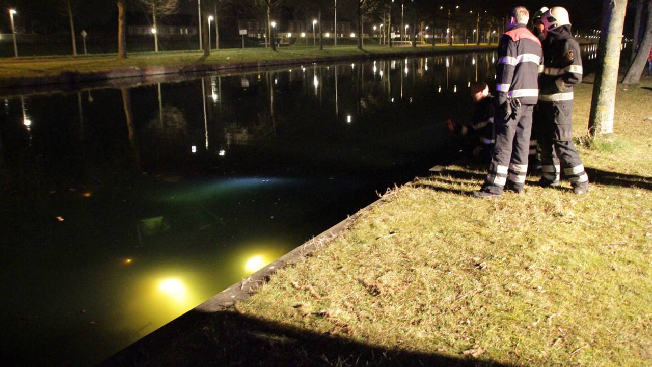 Auto is naar de bodem gezakt (foto: Harrie Grijseels)