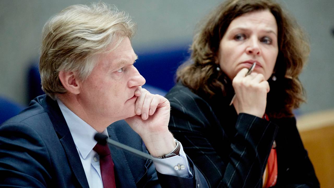 Staatssecretaris Martin van Rijn met minister Schippers in de Tweede Kamer. (Foto: ANP)