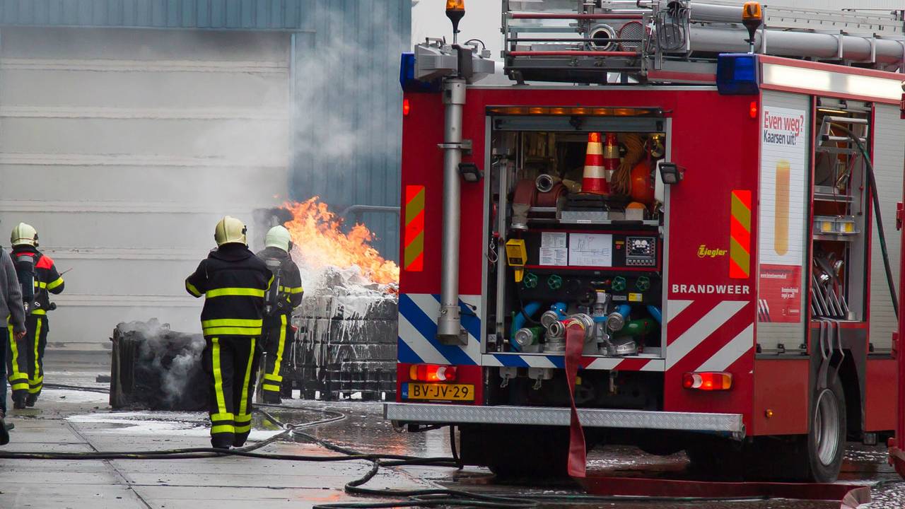 Brand bij bedrijf in Oosterhout. (foto: Marcel van Dorst/SQ Vision)