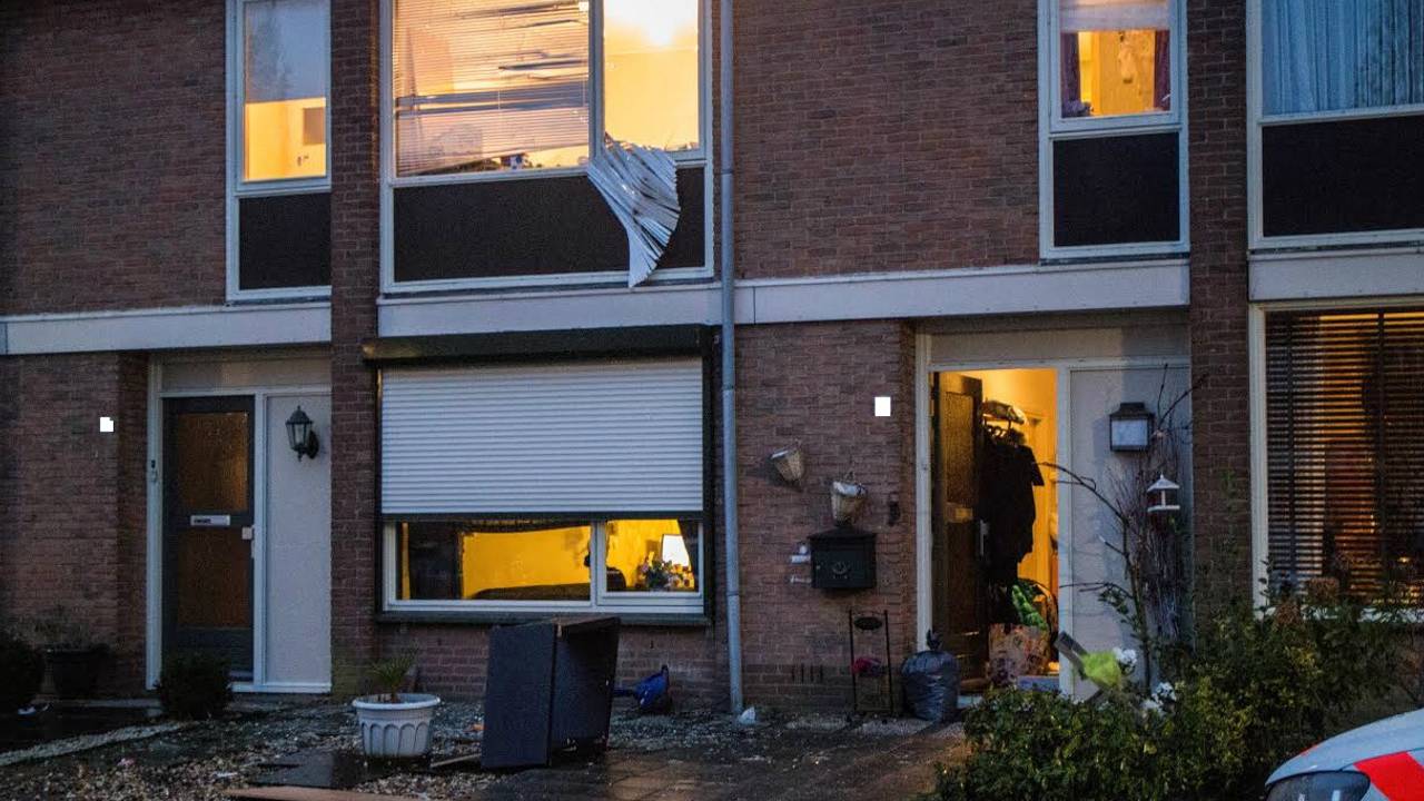 De man gooide een meubelstuk door het raam. (foto: Alexander Vingerhoeds/Obscura Foto)