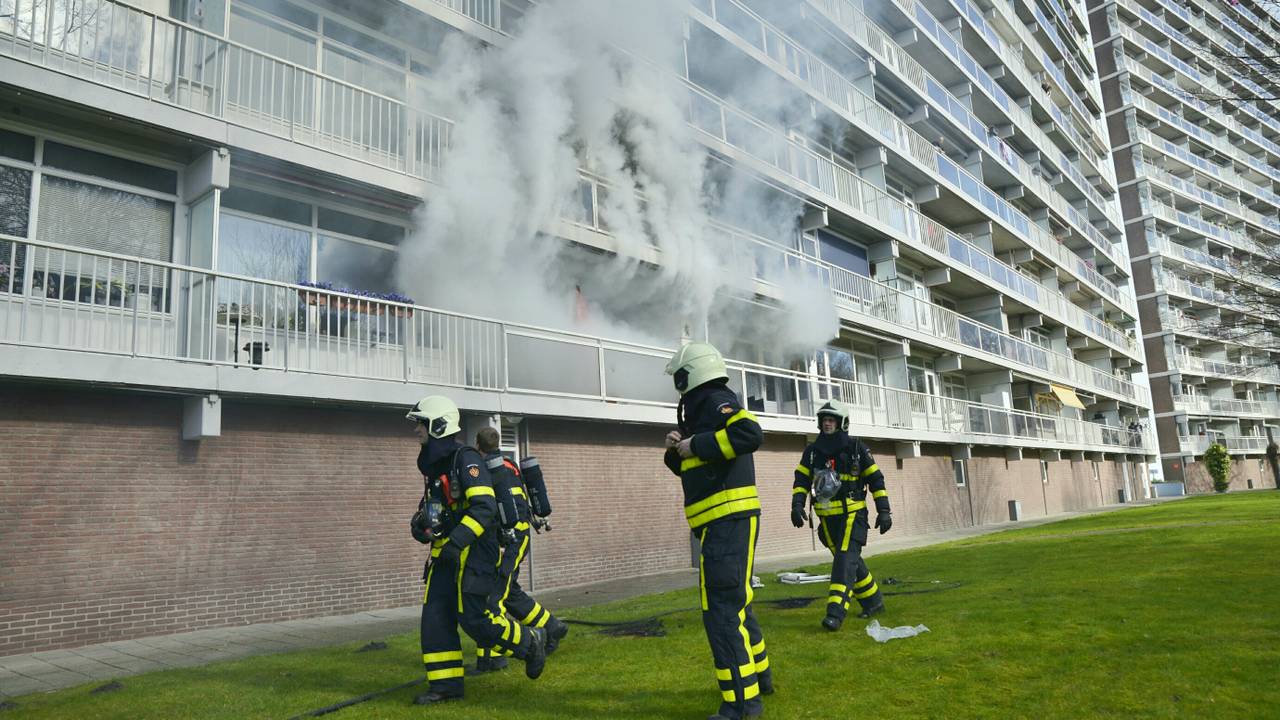 Brand bij Bachflat in Tilburg. (foto:Jules Vorselaars/JV Media)