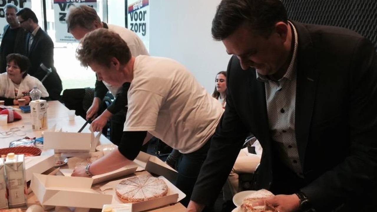 Emile Roemer deelt vlaaien uit