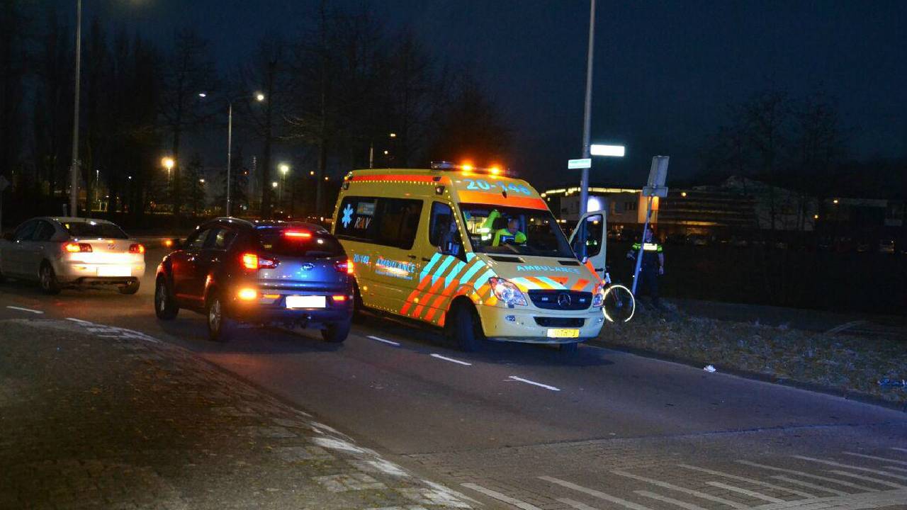 Fietser gewond bij aanrijding in Tilburg. (foto: GinoPress)