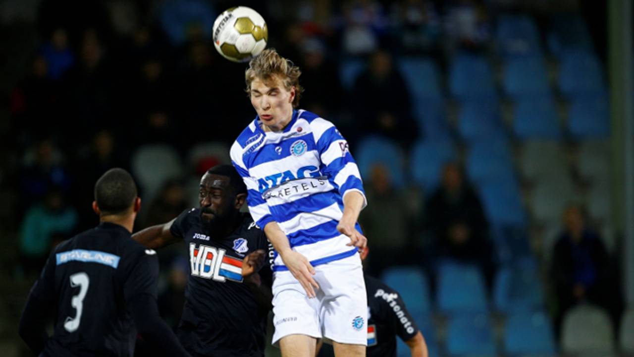 Chiro N'Toko van FC Eindhoven kan niet bij de bal komen (foto: VI Images)
