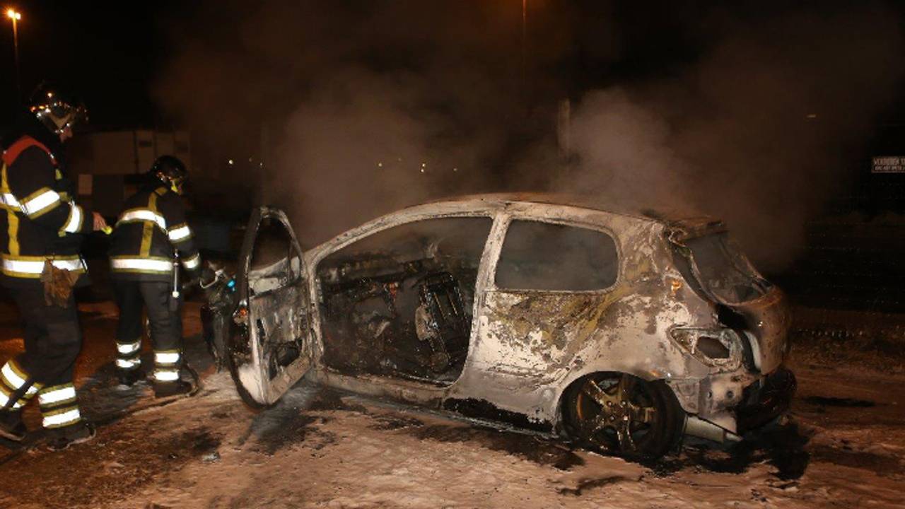 Auto uitgebrand (foto: Bart Meesters / Meesters Multi Media)
