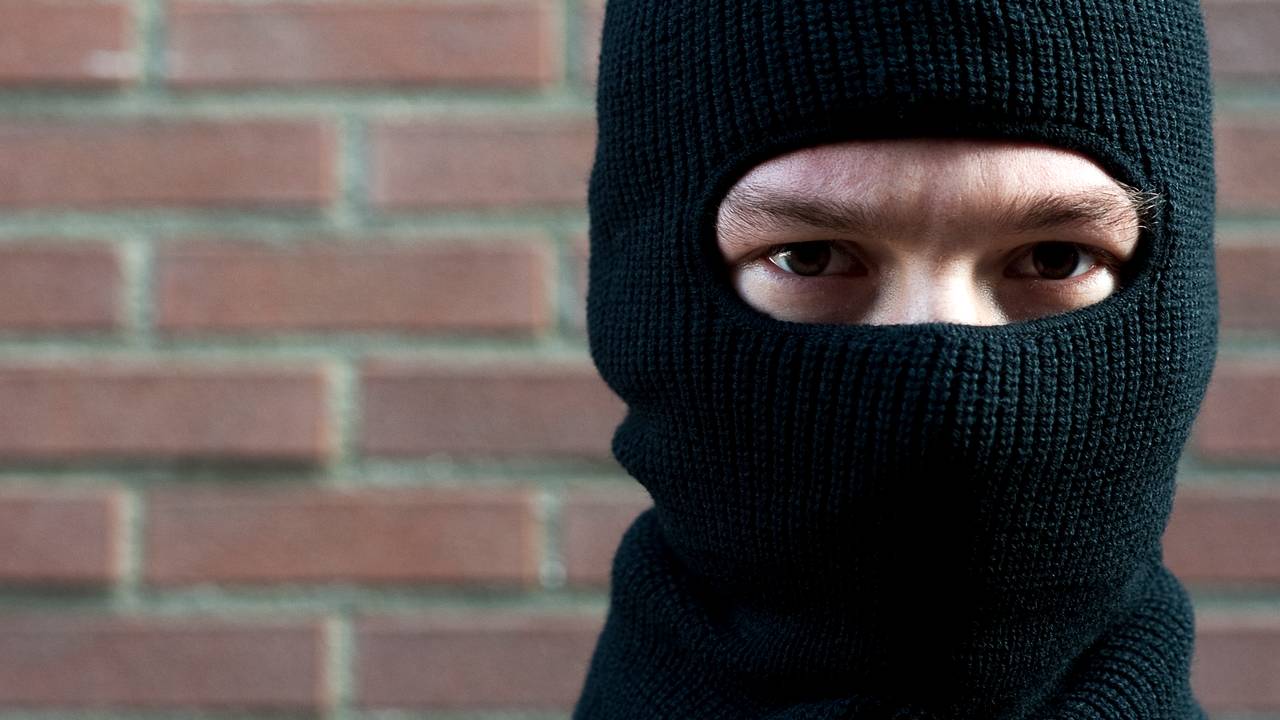 De gemaskerde mannen wisten aan de politie te ontkomen.