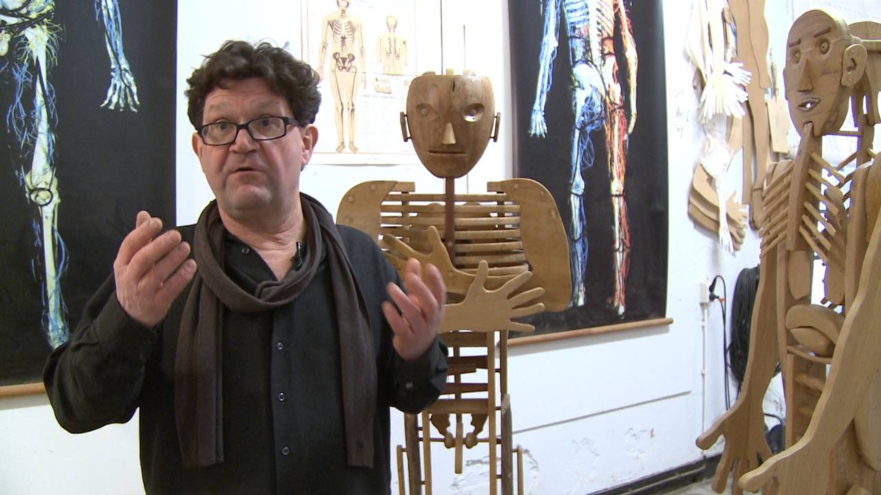Paul Kolen met twee van zijn beelden