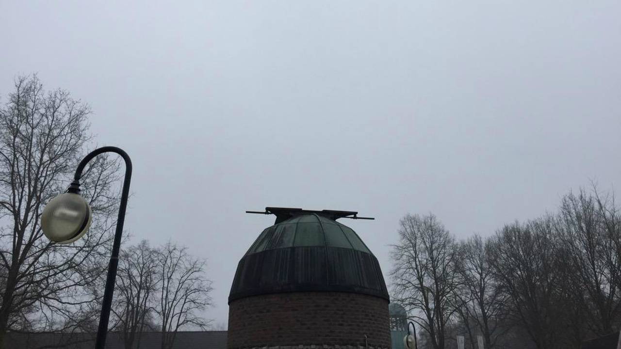 Geen zonsverduistering maar slechts een grijze lucht in Brabant