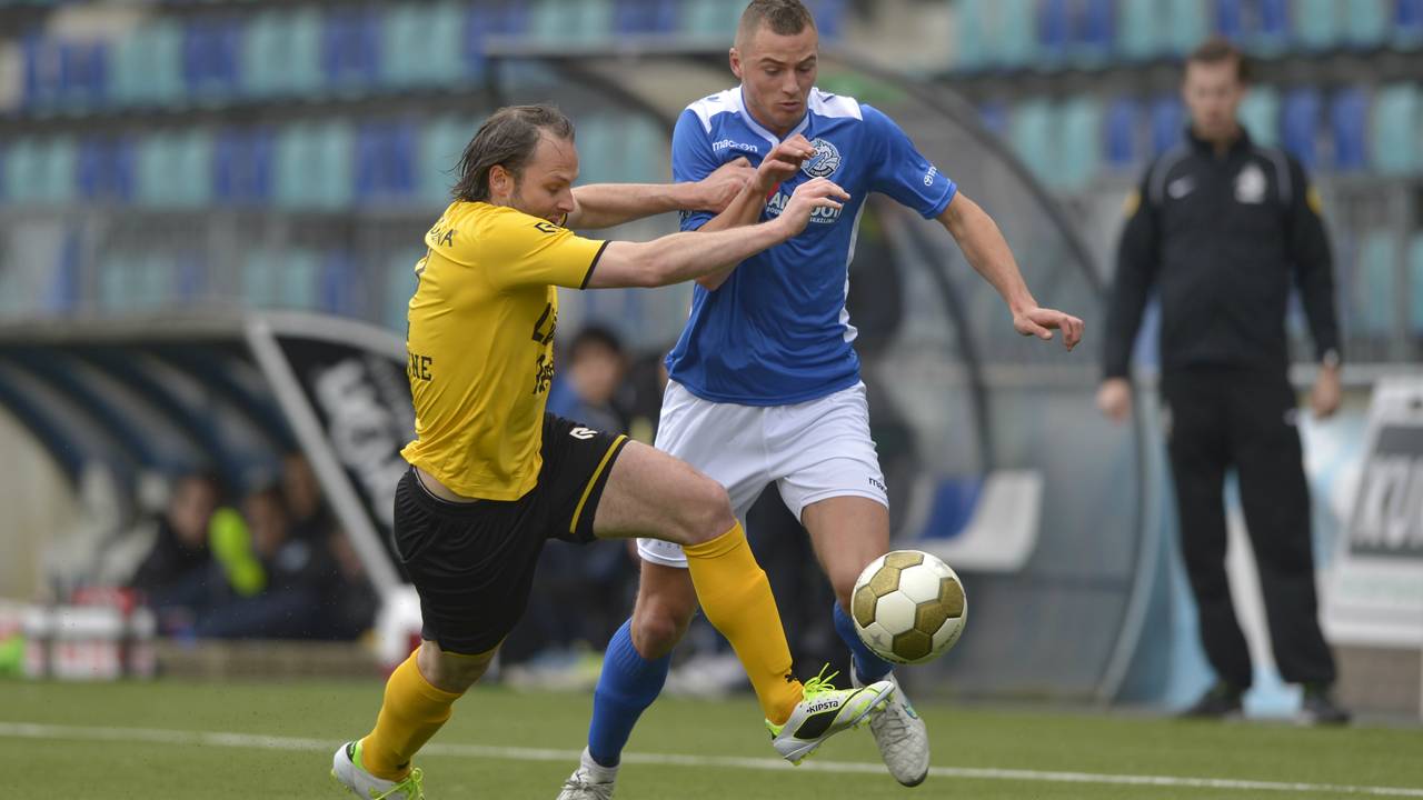 Jordy Thomassen (r., FC Den Bosch) glipt langs Roda JC-speler Martijn Monteyne (Foto: VI-Images)