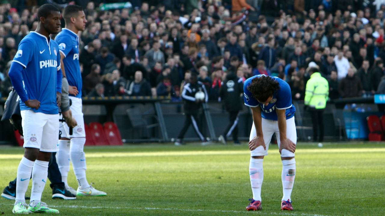 PSV-aanvoerder Georginio Wijnaldum (links) teleurgesteld na verlies (foto: Martijn de Bie)