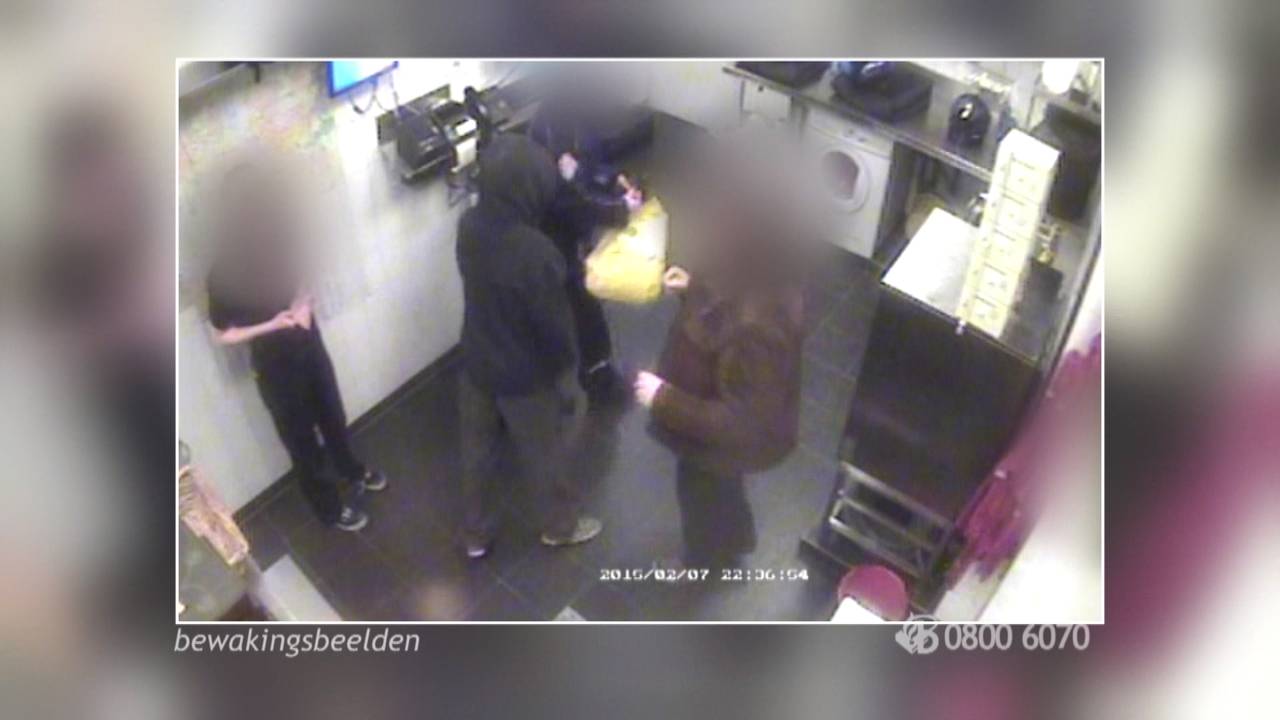 De overvallers aan het werk bij Domino's Pizza in Breda