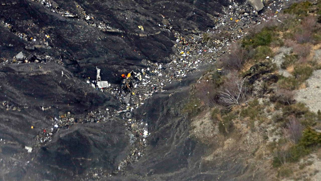 Resten vliegtuig in Franse Alpen (foto: ANP)