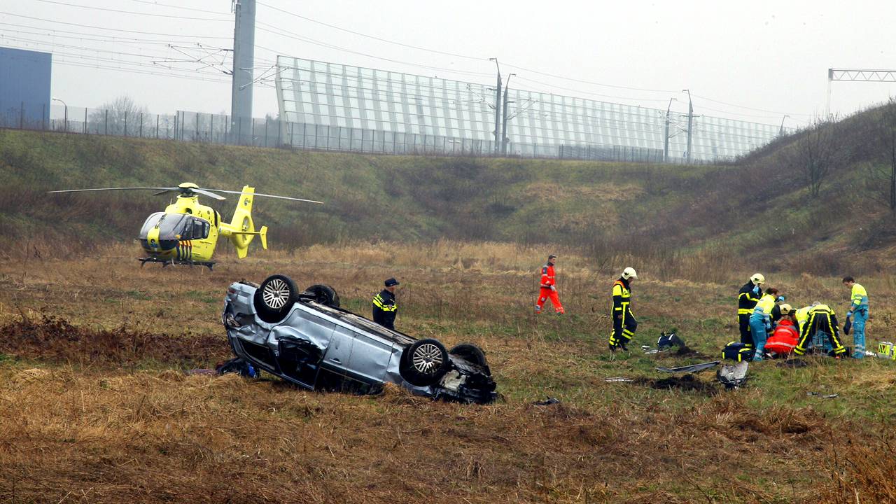 Hulpverleners zijn aan de slag op de onheilsplek langs de A16. (Foto Marcel van Dorst/SQ Vision)