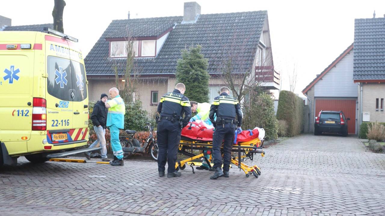 De snorfietser werd met een zware hoofdwond naar het ziekenhuis gebracht. (Foto: SQ Vision)