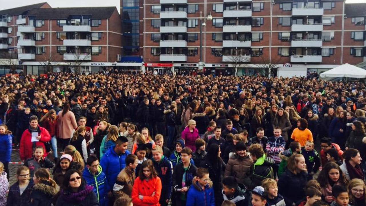3000 scholieren halen recordpoging door 'Heal The World' te zingen in Veldhoven: 'missie geslaagd'