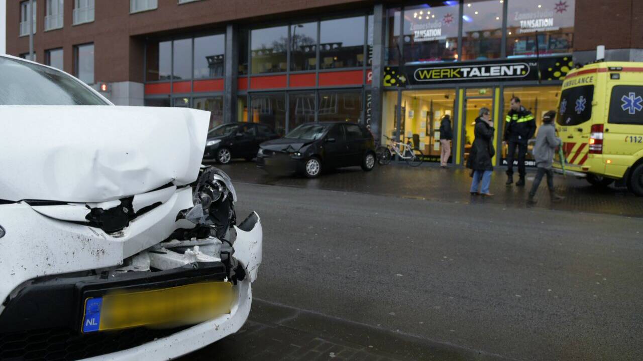 Frontale botsing op Markendaalseweg. (foto: Tom van der Put/SQ Vision)