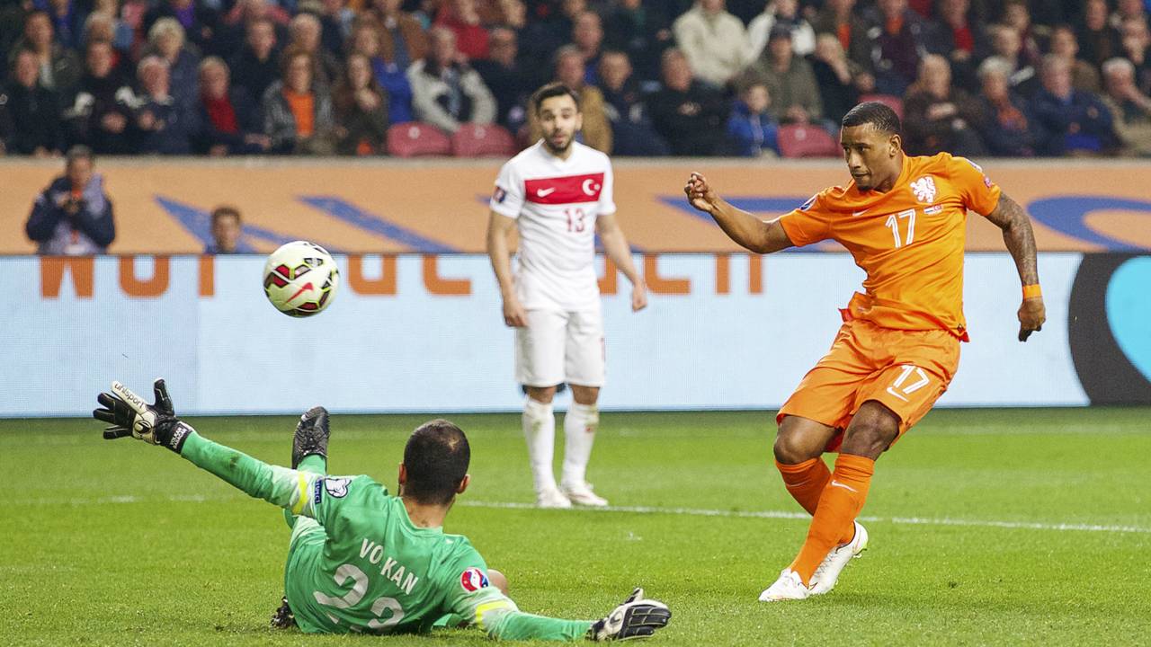 Narsingh raakt oog in oog met Turkse doelman Volkan Babacan de bal verkeerd (foto: VI-Images)