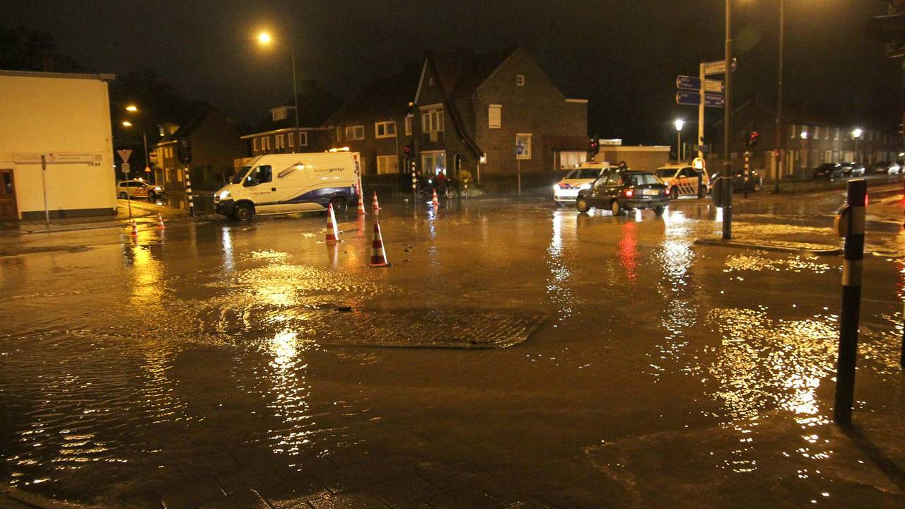Kruising in Helmond onder water na gesprongen waterleiding (Foto: Harrie Grijseels/SQ Vision)