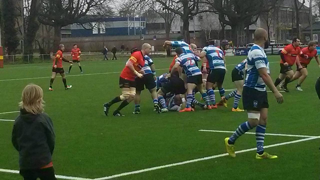 Dukes (rood shirt) verliezen topper tegen Hilversum (Foto: Nanko Boelman)