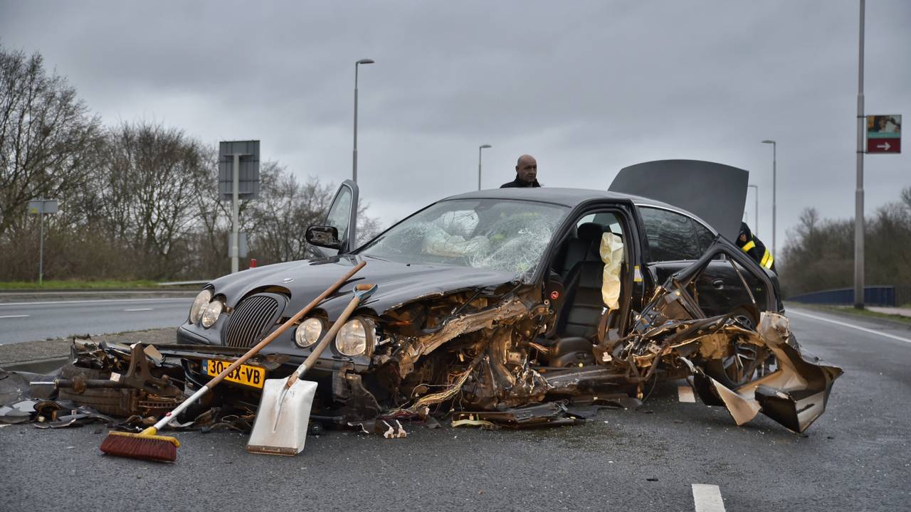 Van de wagen is de zijkant compleet verloren gegaan (Foto: Jack Brekelmans/BMS)