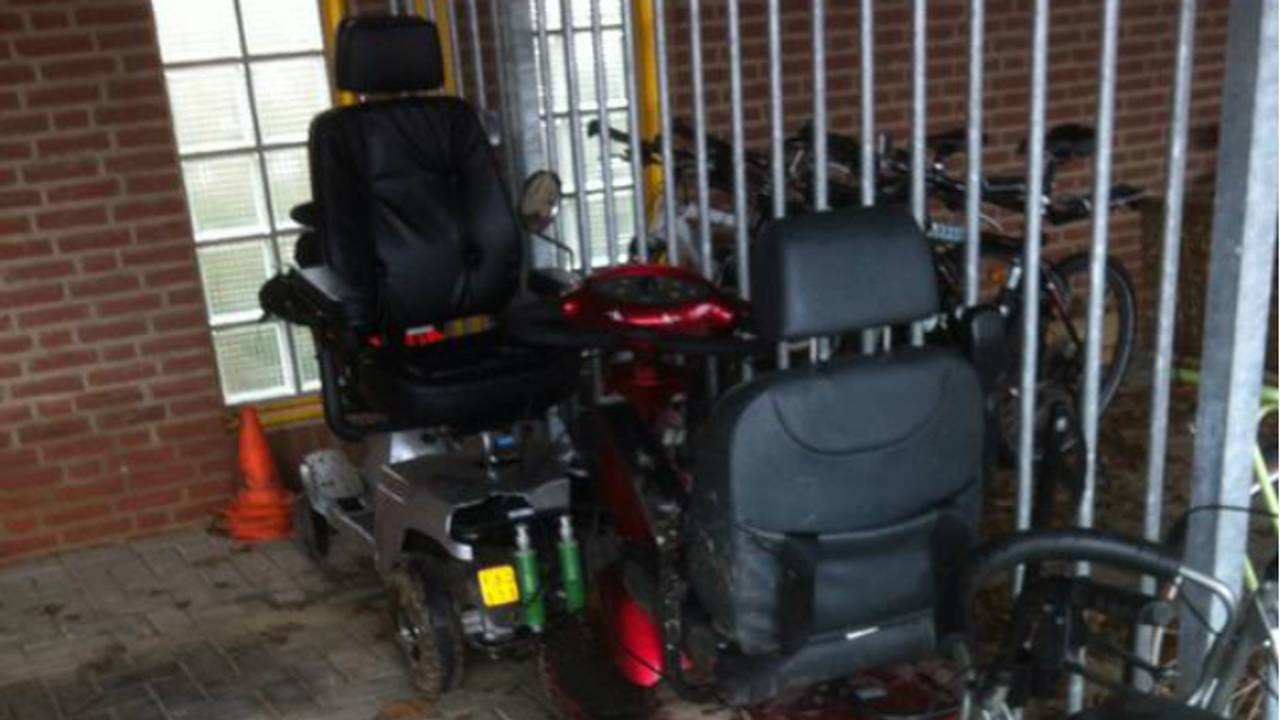 De politie vermoedt dat de scootmobielen en de rollator van diefstal afkomstig zijn. (Foto: Twitter