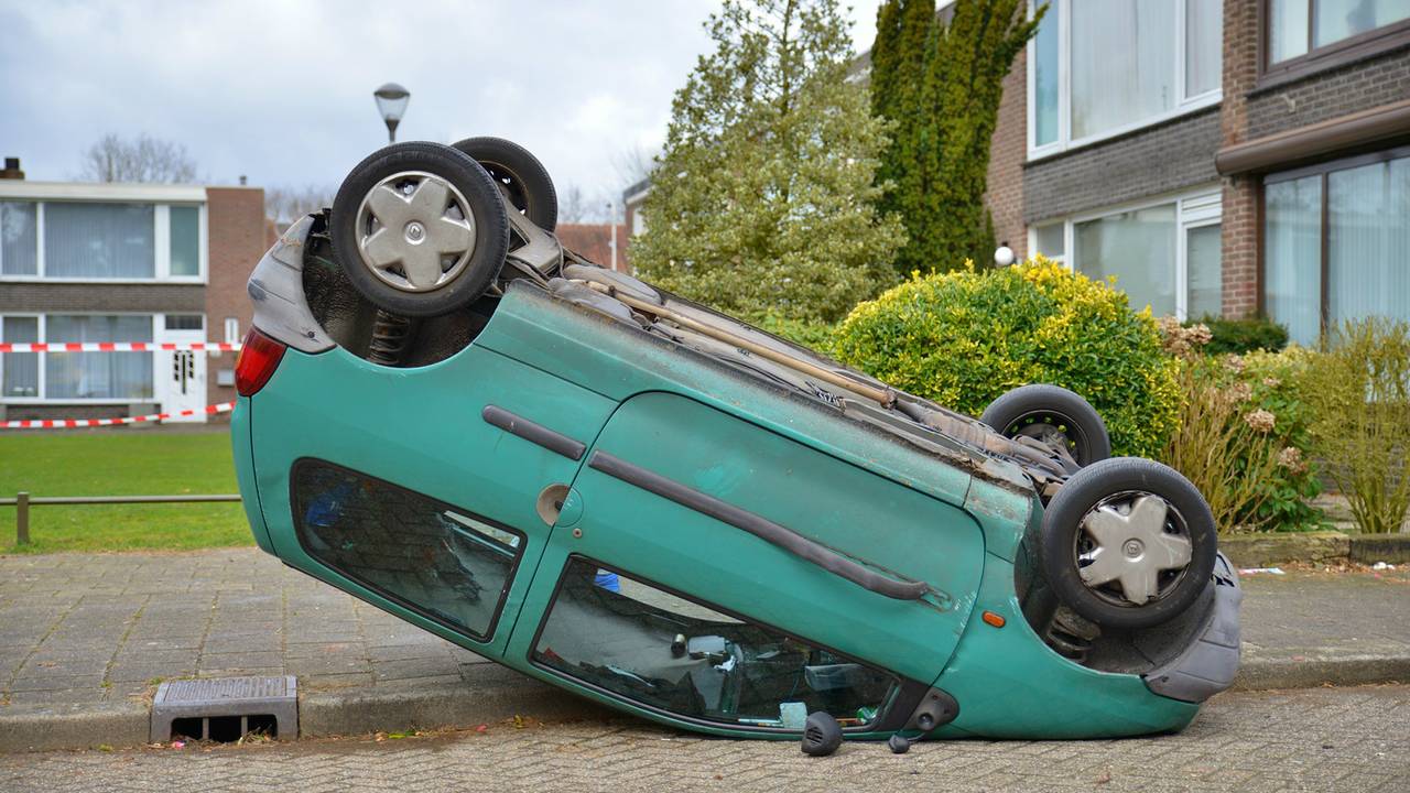 De auto belandde op zijn dak in het Saliehof. (foto: Jules Vorselaars/JV Media)