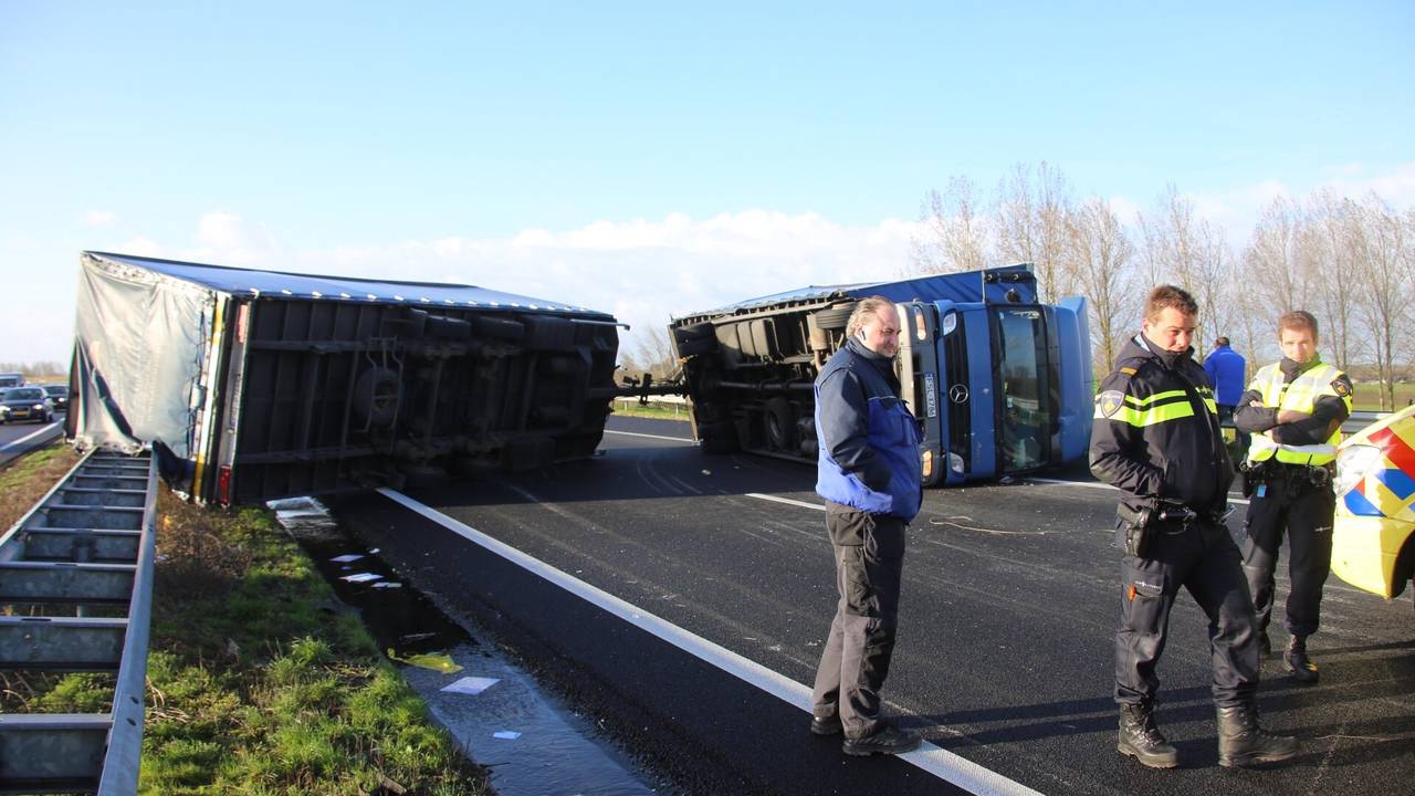 De A50 in de richting van Eindhoven was enige tijd geblokkeerd (Foto: AS Media)