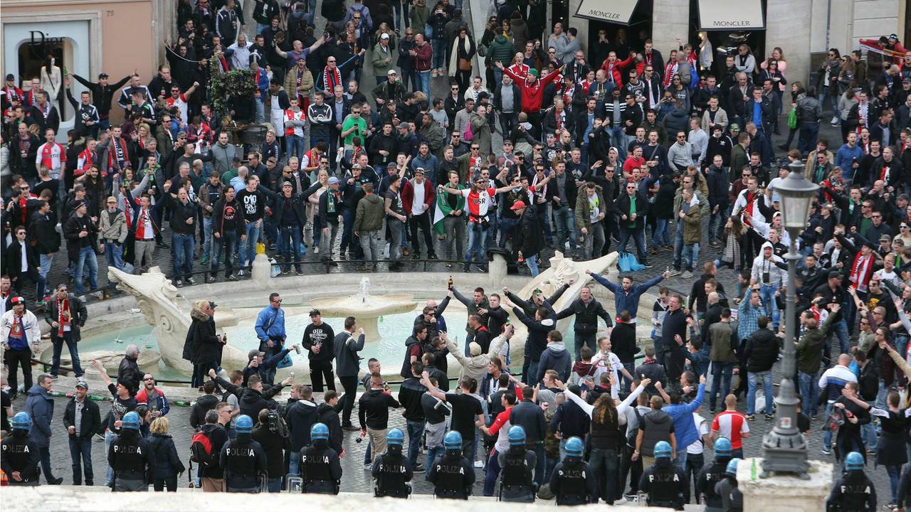 Feyenoordfans vernielden de Barcaccia-fontein van Bernini voor aanvang van de Europa Leaguewedstrijd