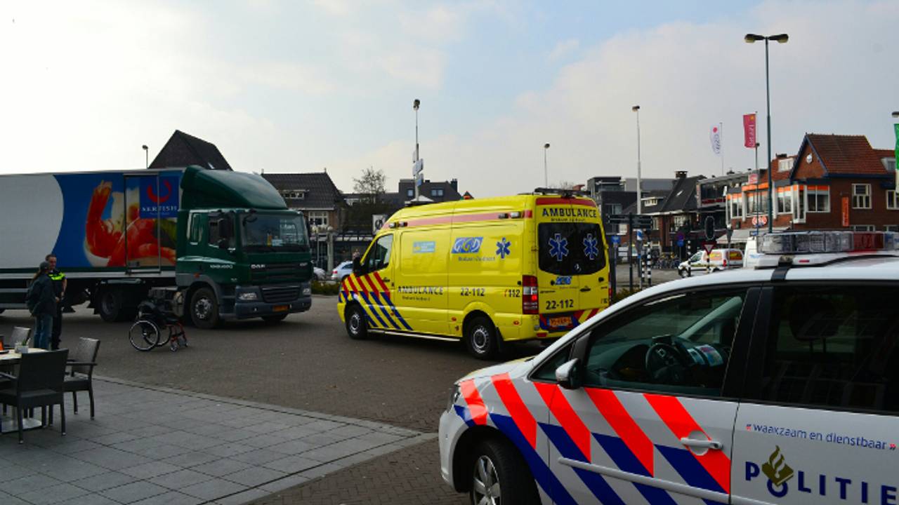 Man in rolstoel gewond (foto: Benjamin Schrijvers / Hendriks Multimedia)