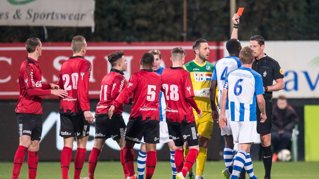 N'Toko kreeg rood (foto: VI Images)