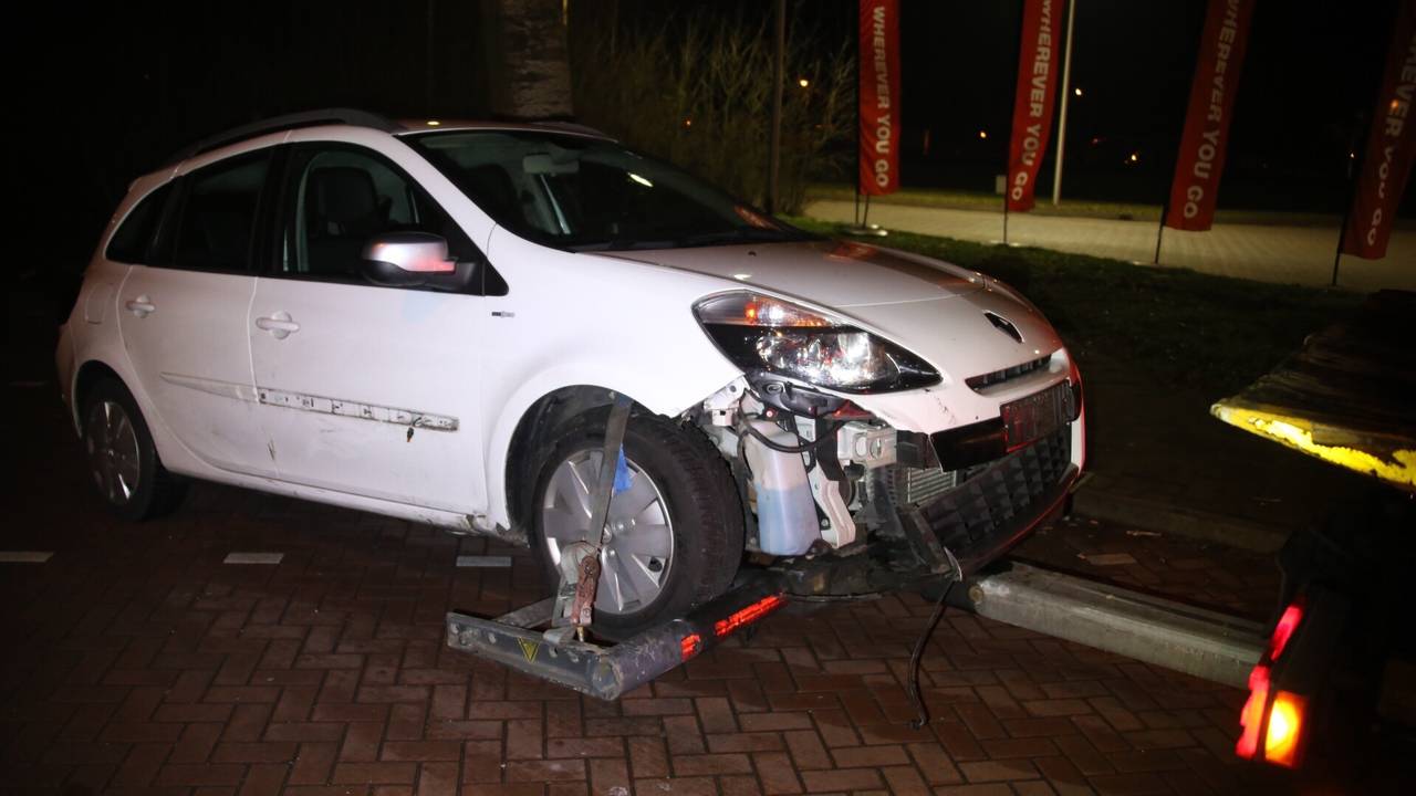 Schade aan een van de auto's (Foto: AS Media) 