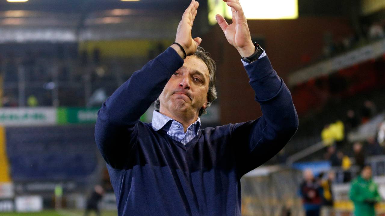 Trainer Robert Maaskant bedankt de NAC-fans (Foto: Pics United) 