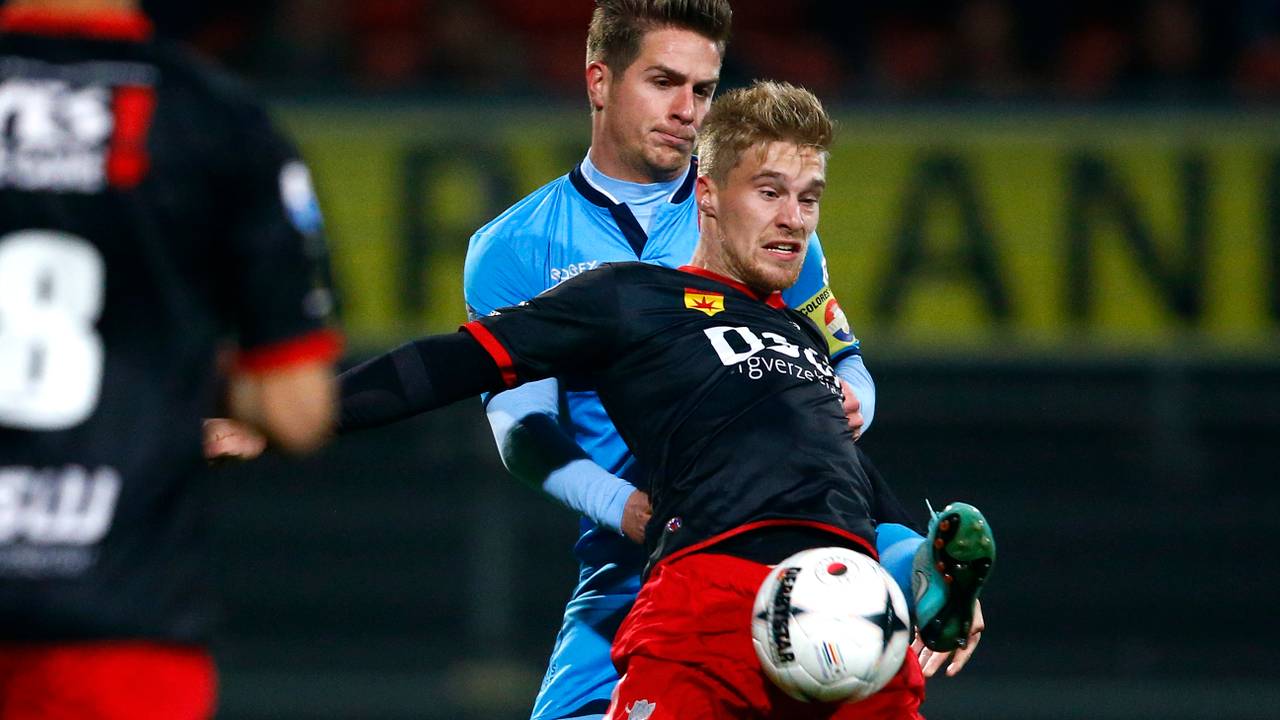 Jordens Peters in duel met Tom van Weert van Excelsior (Foto: Pics United)
