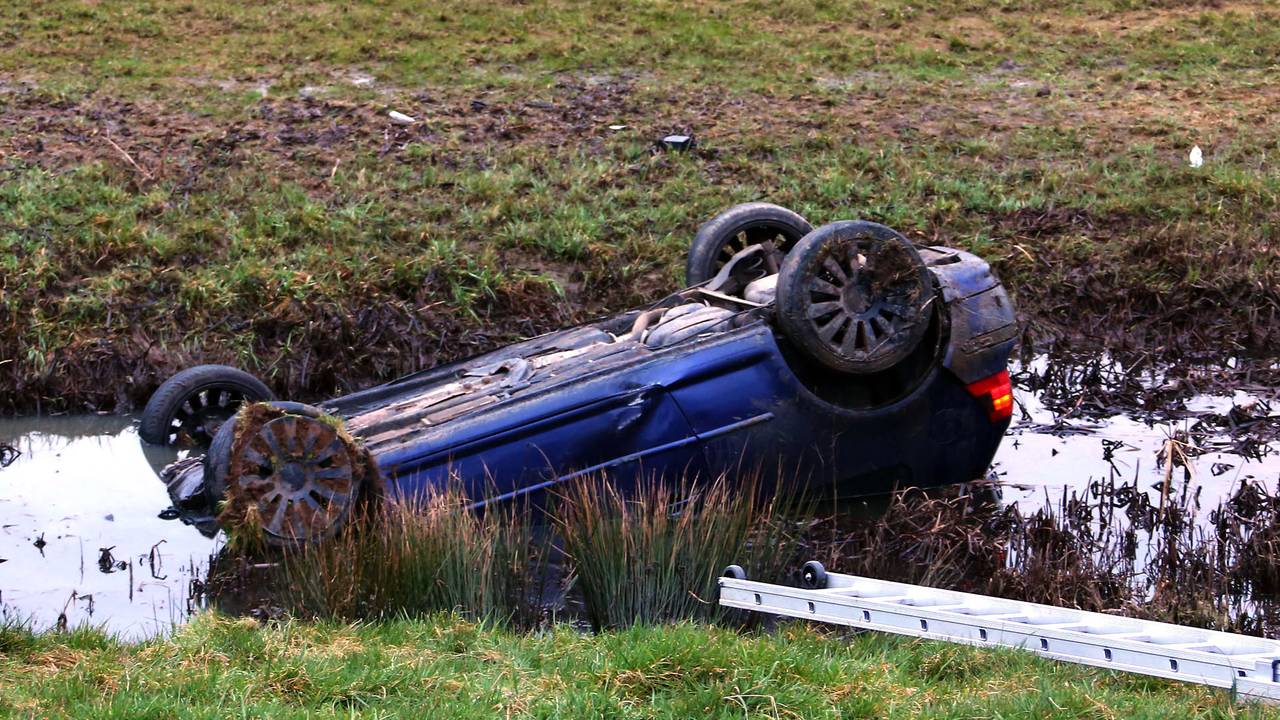 De auto in de sloot. (foto: Charles Mallo/SQvision)