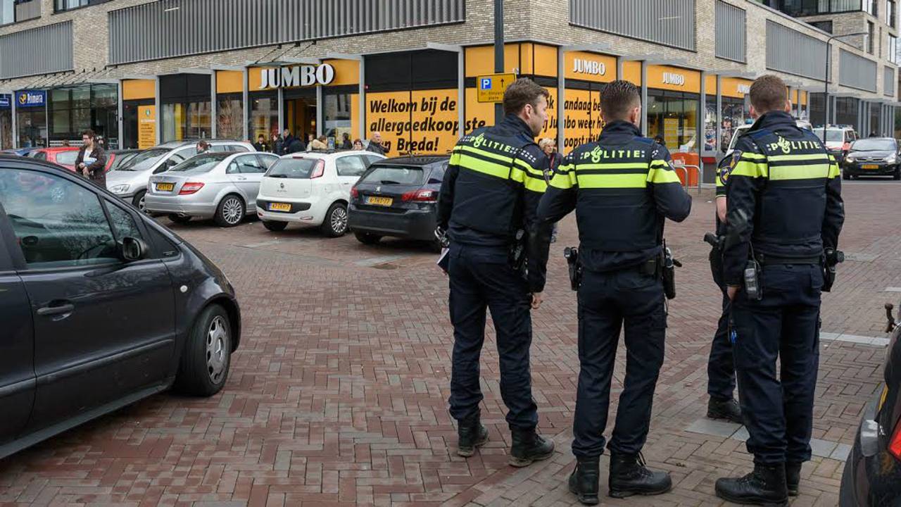 Politie zondagmiddag bij de bewuste supermarkt. (Foto: Tom van der Put/ SQ Vision Mediaproducties)