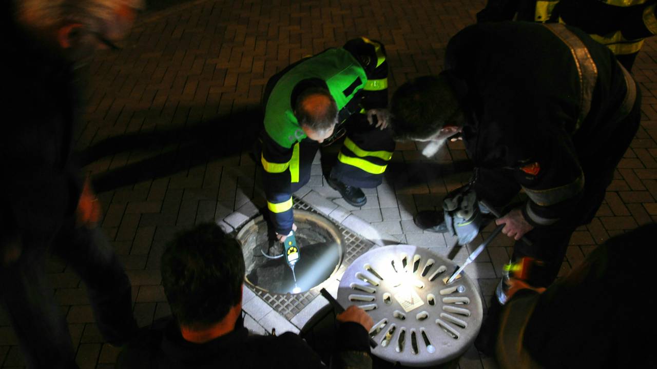 Brandweer inspecteert riolering (foto: Martijn de Bruin /Hendriks Multimedia)