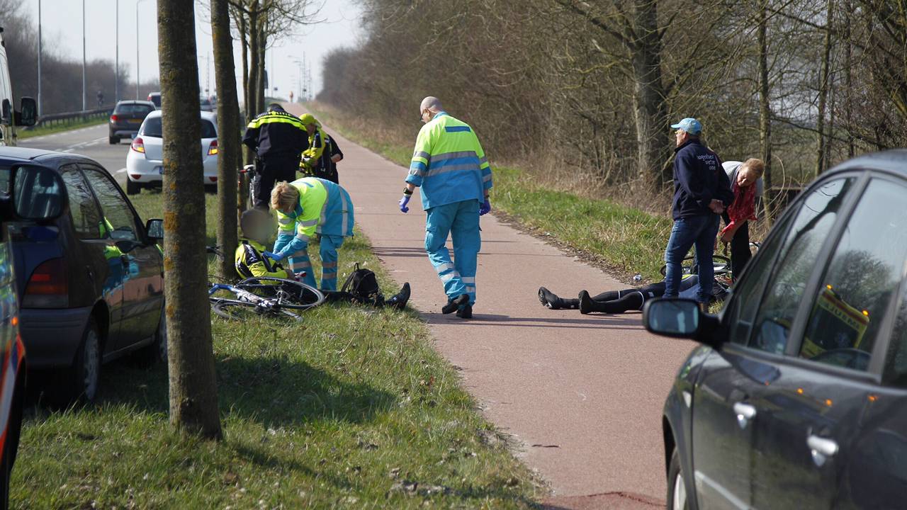 Wielrenners worden behandeld na de botsing. (foto: Marcel van Dorst/MaRic Media)