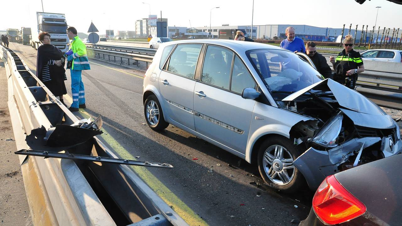 Een van de auto's die bij het ongeval in Waalwijk beschadigd raakte. Foto FPMB/Marvin Doreleijers
