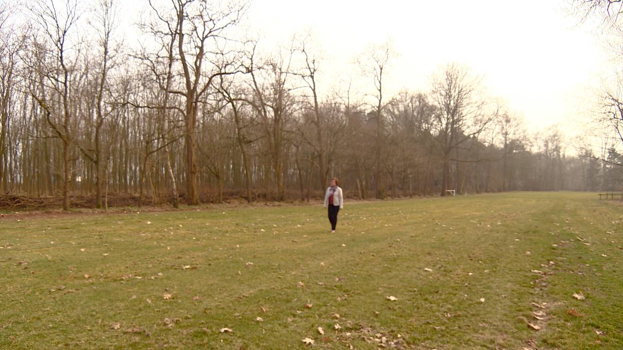 Conny van Dijk op het veld waar straks de moestuintjes komen