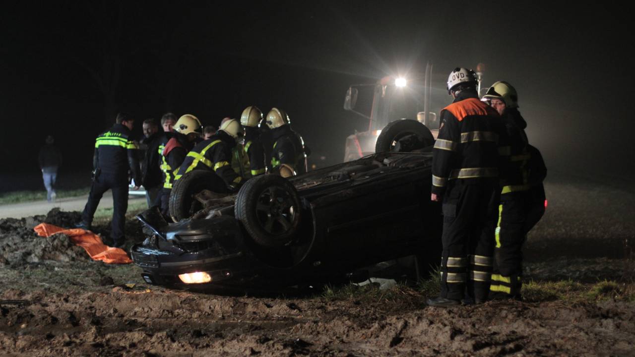 Auto slaat over de kop in Kruisland (foto: Obscura Foto).
