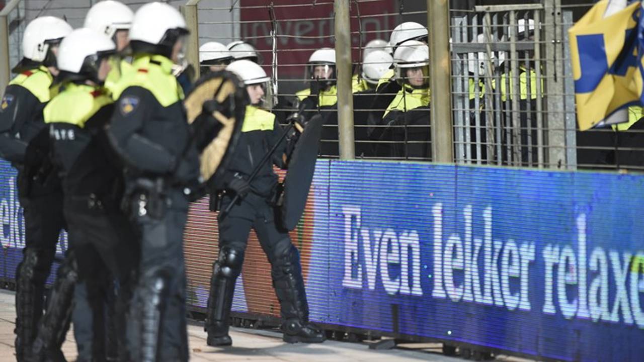 Vorig jaar ging het mis tijdens de voetbalderby FC Den Bosch - FC Oss (Foto: Henk van Esch)
